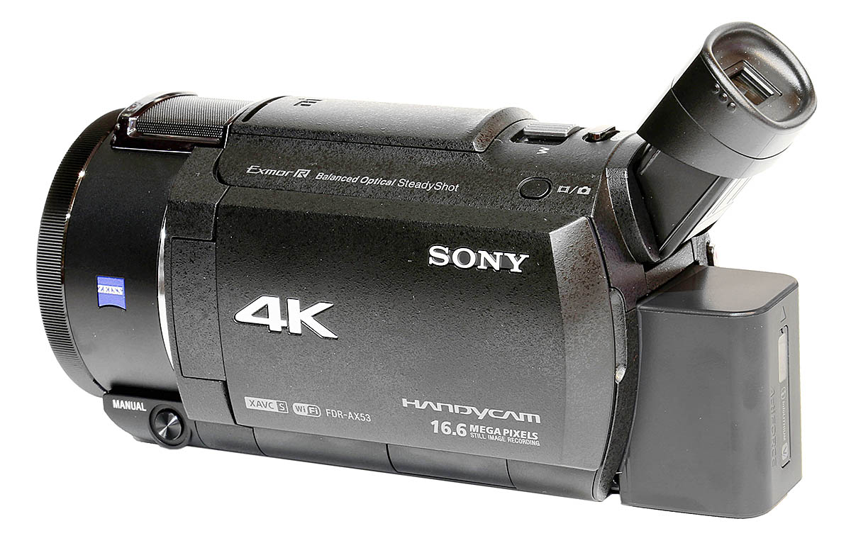 Videokamera Sony FDR-AX53 z levoboku v perspektivě Videokamera Sony FDR-AX53 z levoboku v perspektivě