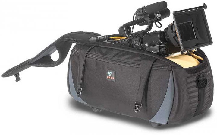 Pohled na brašnu Manfrotto CC-197 s kamerou Pohled na brašnu Manfrotto CC-197 s kamerou