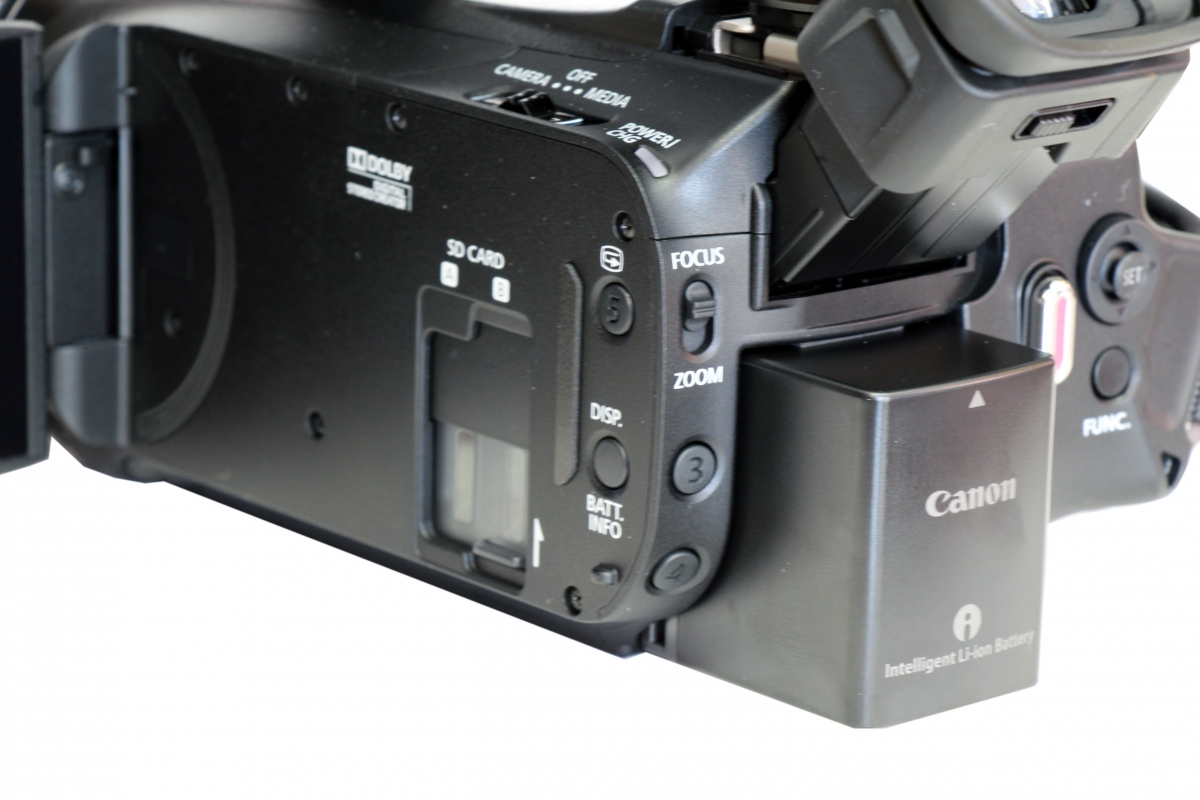 Zadní pohled na videokameru CANON HF G30 s DM-100 Zadní pohled na videokameru CANON HF G30 s DM-100