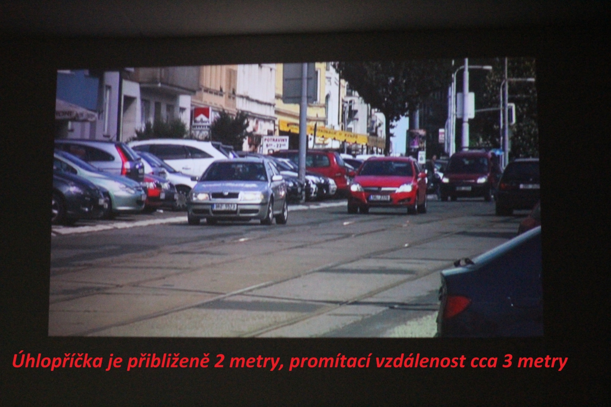 Fotografie projekce vestavěným projektorem u videokamery Sony PJ780 na bíle zdi Fotografie projekce vestavěným projektorem u videokamery Sony PJ780 na bíle zdi