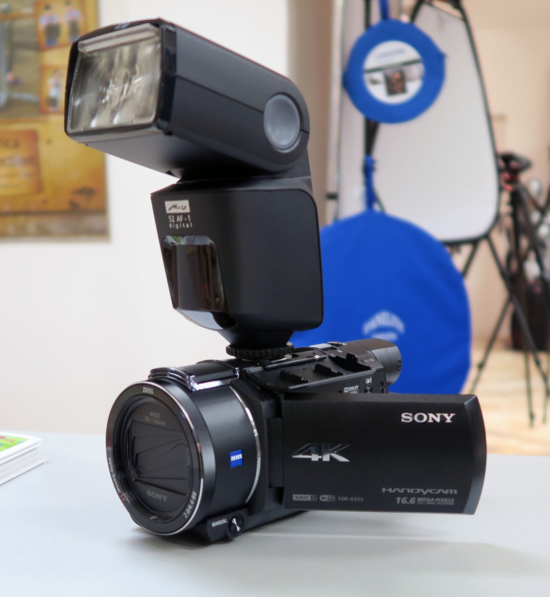 Videokamera SONY AX53 a blesk METZ Videokamera SONY AX53 a blesk METZ