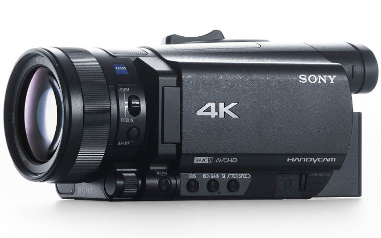 Videokamera Son FDR-AX700 v přední perspektivě
