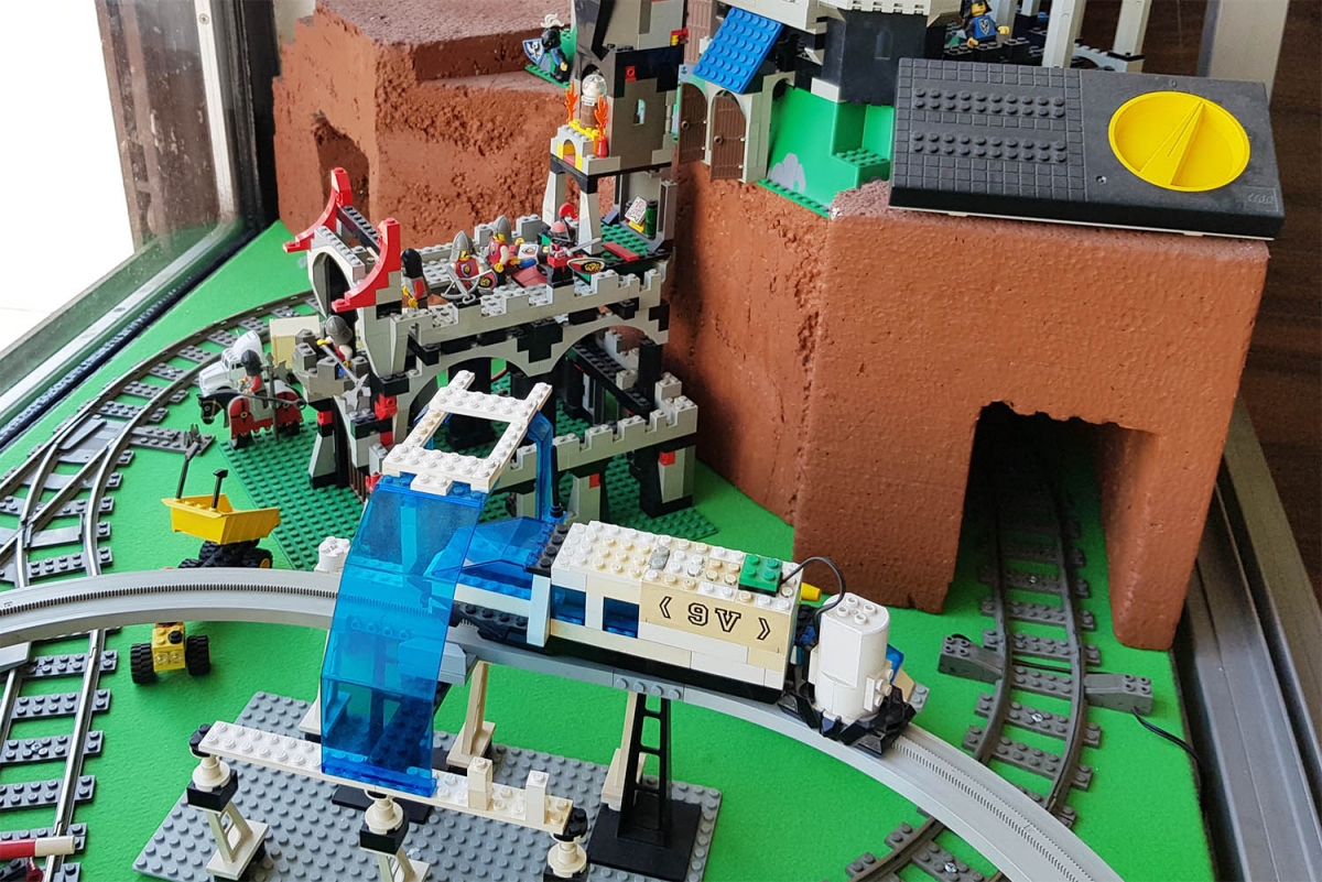 Stavebnice Lego: menší hrad a lunární dráha v popředí Stavebnice Lego: menší hrad a lunární dráha v popředí