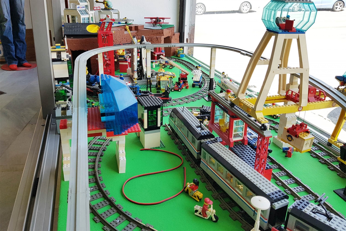 Stavebnice Lego: lunární dráha, vlaky, raketoplán atd. Stavebnice Lego: lunární dráha, vlaky, raketoplán atd.