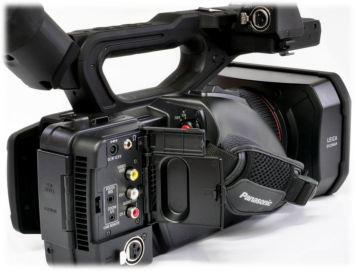 Panasonic HC-X1: obě krytky zdířek odklopené Panasonic HC-X1: obě krytky zdířek odklopené