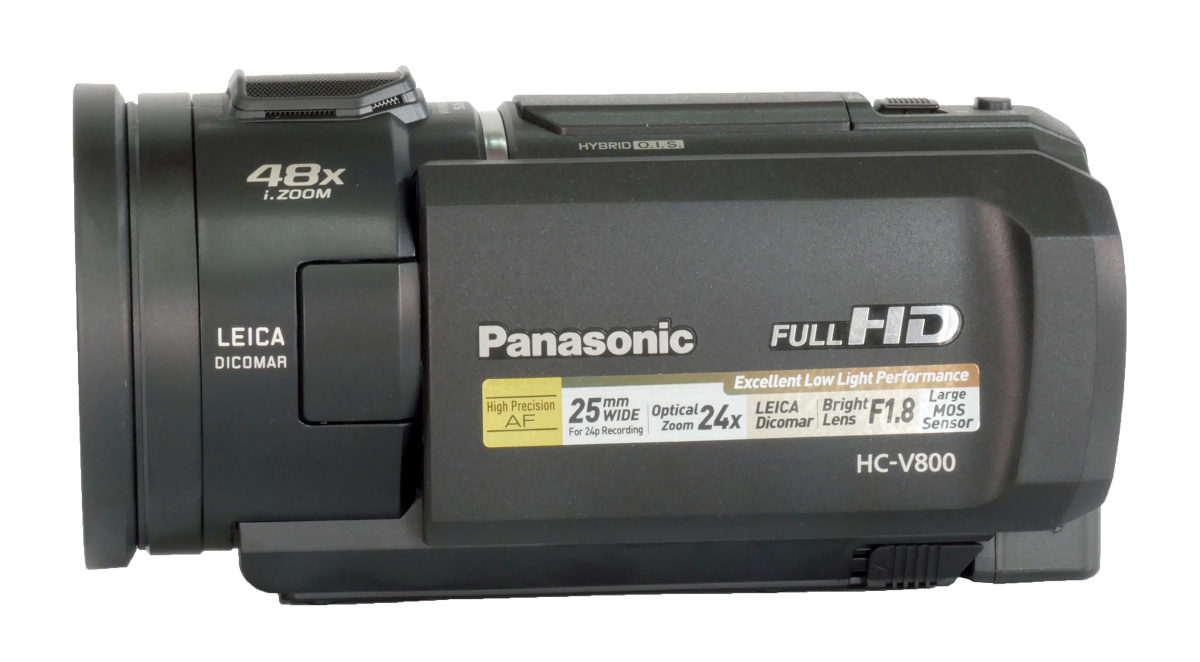 Videokamera Panasonic HC-V800 v bočním detailu Videokamera Panasonic HC-V800 v bočním detailu