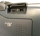 Důmyslně ukryté zdířky USB a F-W (Kliknutí zvětší detail)