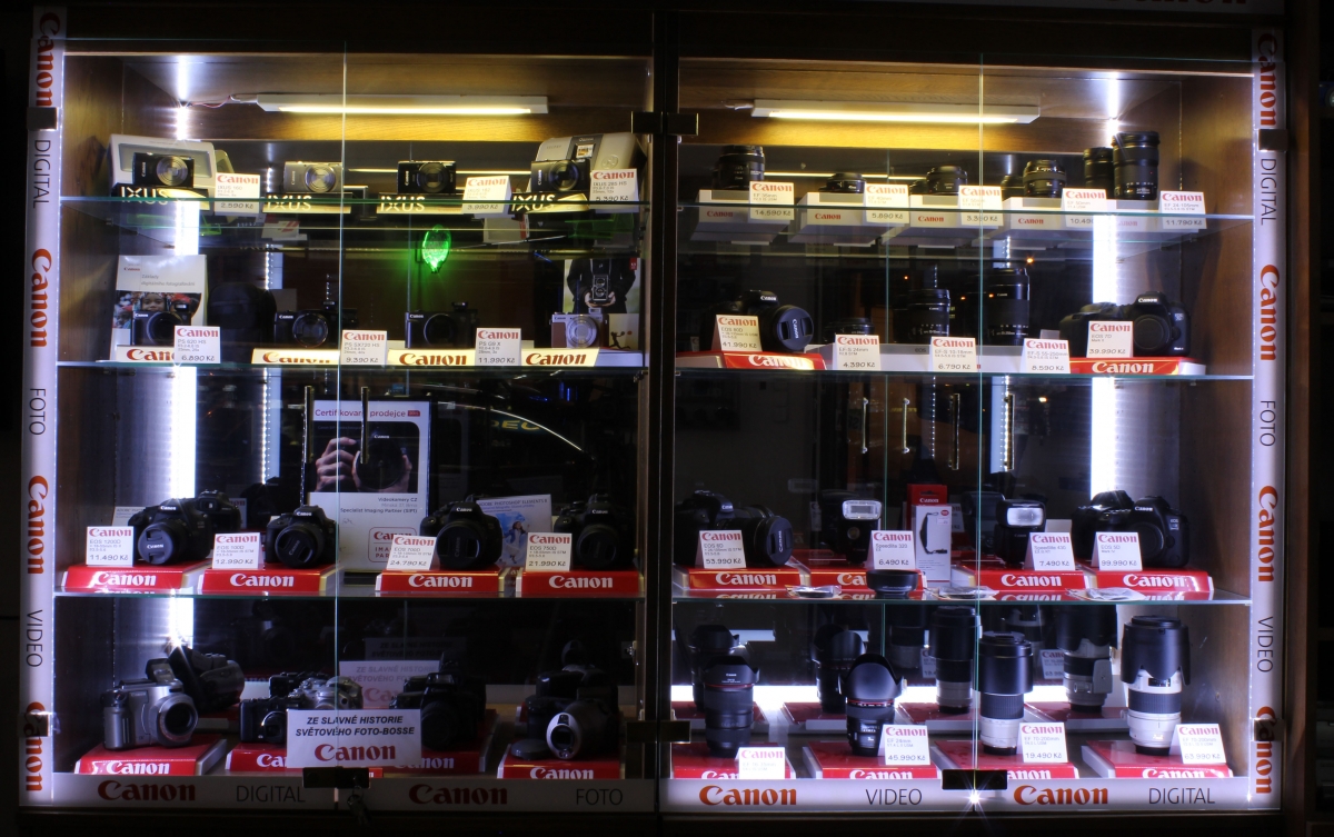 Vitriny Canon v prodejně firmy Videokamery CZ Vitriny Canon v prodejně firmy Videokamery CZ