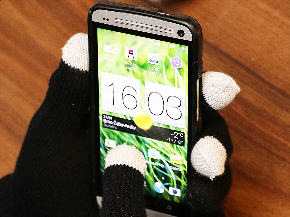 Dotykové rukavičky a mobil HTC ONE Dotykové rukavičky a mobil HTC ONE